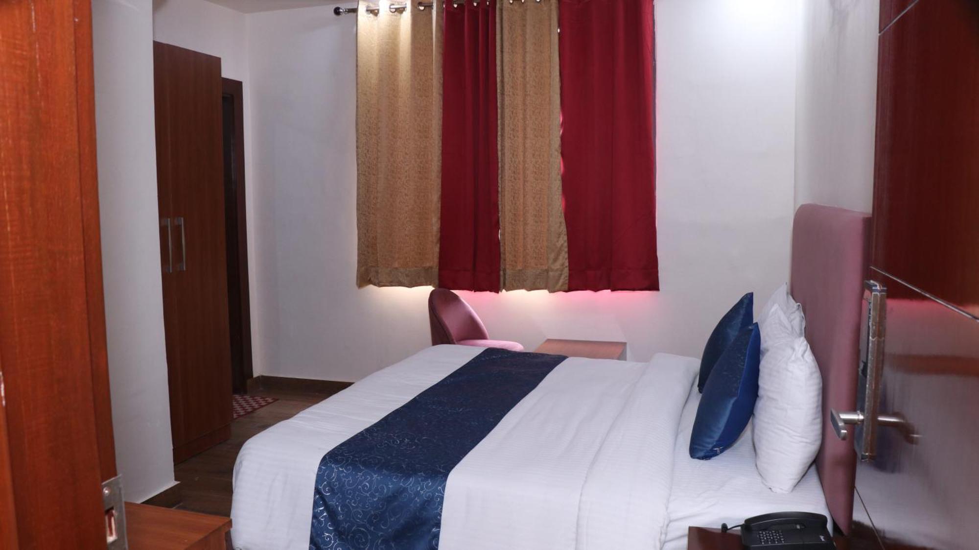 Sarla Hotel Inn Νόιντα Εξωτερικό φωτογραφία